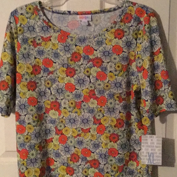 LuLaRoe Tops - LulaRoe Gigi